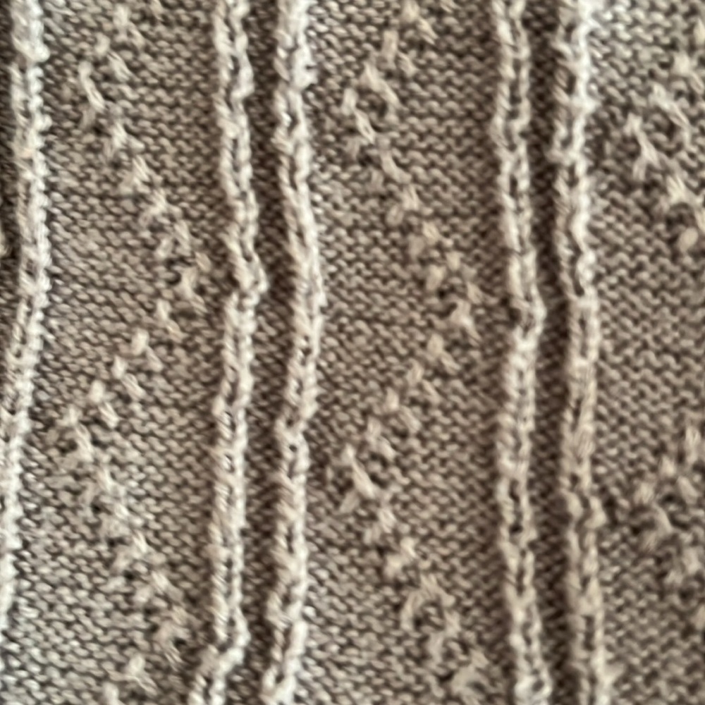 Vintage Men’s Claiborne XL sweater vest, in excellent condition in a taupe color - Picture 4 of 7